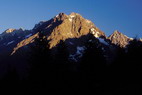 La Condamine - Lever de soleil sur le Mont Pelvoux (3943 m) et la Barre des Ecrins (4102 m),  droite