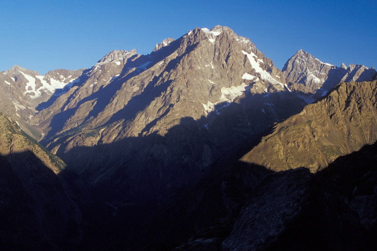 La Condamine - Lever de soleil sur le Mont Pelvoux (3943 m), la Barre des Ecrins (4102 m)  droite, et, l'Ailefroide (3954 m)  gauche