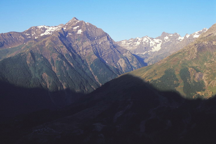 La Condamine - Pointe de l'Aiglire (3308 m) - Au fond, la Pointe de Verdonne (3327 m) et le Sirac (3440 m)