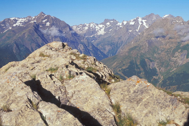 La Condamine - Pointe de l'Aiglire (3308 m) - Au fond, Pointe de Verdonne (3327 m), le Sirac (3440 m) et Pic de Bonvoisin (3480 m)