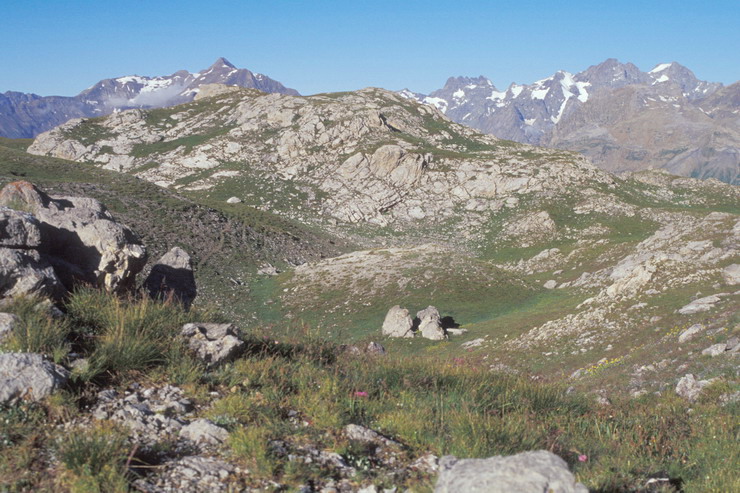 La Condamine - Pointe de l'Aiglire (3308 m) - Au fond, Pointe de Verdonne (3327 m), le Sirac (3440 m) et Pic de Bonvoisin (3480 m)