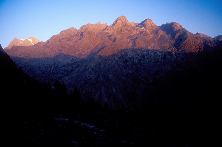 Tour de Montbrison - Vallon de la Selle - Lever de soleil sur le massif de Clouzis