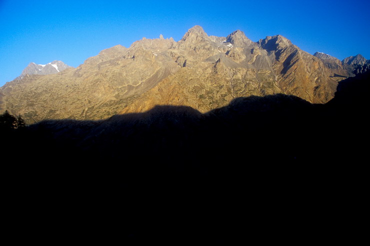 Tour de Montbrison - Vallon de la Selle - Lever de soleil sur le massif de Clouzis