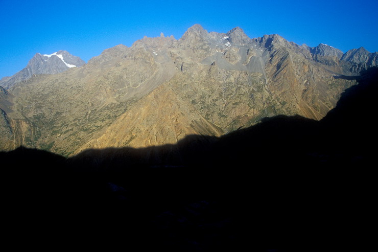 Tour de Montbrison - Vallon de la Selle - Lever de soleil sur le massif de Clouzis