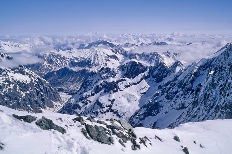 Ski en crins - Roche Faurio (3730 m) - Au loin, le Mont Blanc (4808 m)
