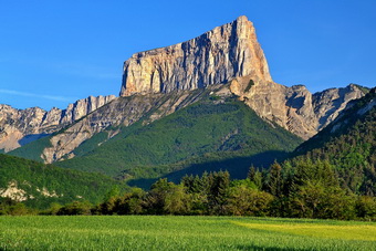 Mont Aiguille, vu de l'aval de Chichilianne