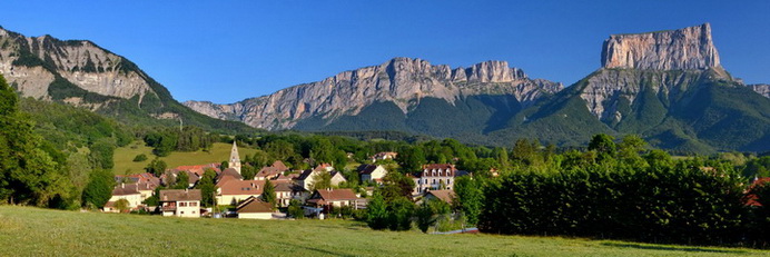 Mont Aiguille au centre et Grand Veymont à droite. Mont Aiguille depuis Chichilianne