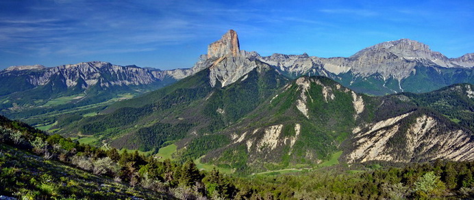 Mont Aiguille au centre et Grand Veymont  droite.